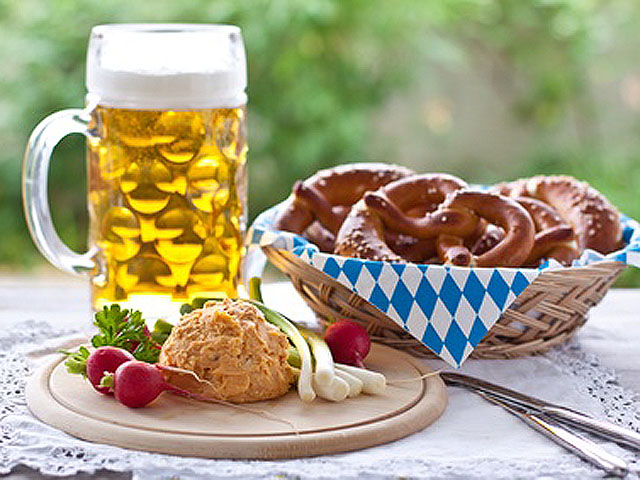 Obatzda mit Brezel und Bier